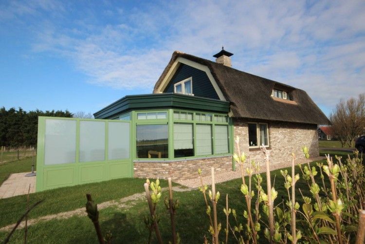 6 pers. luxe villa met serre in De Cocksdorp, Texel, met groene serre en rieten dak, ideale vakantiewoning op de Waddeneilanden.