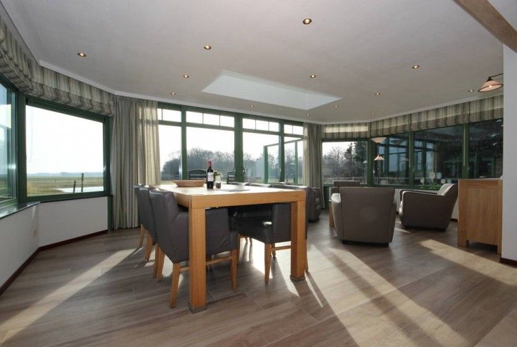 Ruime eetkamer in de 6 pers. luxe villa met serre, De Cocksdorp, Texel, met prachtig uitzicht op de Waddeneilanden.