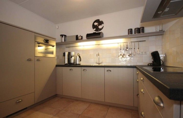 Moderne keuken in de 6 pers. luxe villa met serre, De Cocksdorp, Texel, volledig uitgerust voor een comfortabel verblijf.