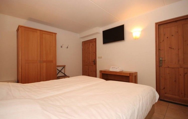 Slaapkamer in de 6 pers. luxe villa met serre, De Cocksdorp, Texel, met comfortabele bedden voor een goede nachtrust.