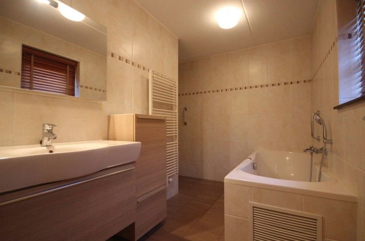 Luxe badkamer in de 6 pers. luxe villa met serre, De Cocksdorp, Texel, met ligbad en moderne voorzieningen.