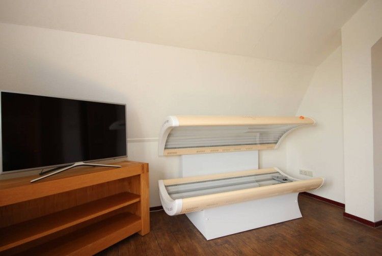 Zonnebank in de 6 pers. luxe villa met serre, De Cocksdorp, Texel, biedt extra ontspanning tijdens uw vakantie.