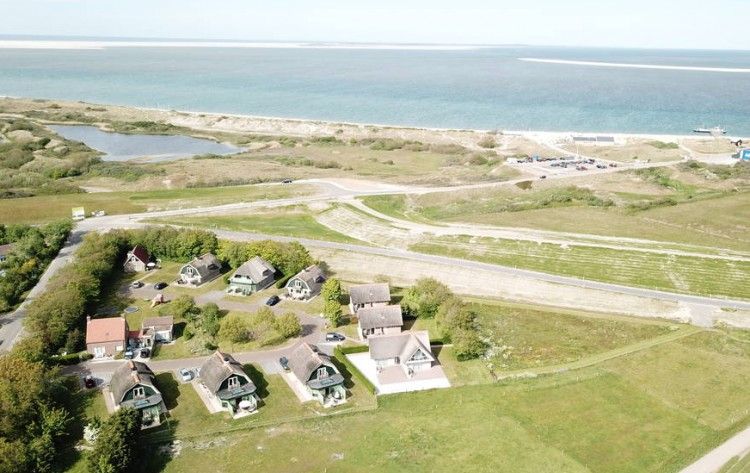 Luchtfoto van de 6 pers. luxe villa met serre, De Cocksdorp, Texel, met uitzicht op de prachtige Waddeneilanden.