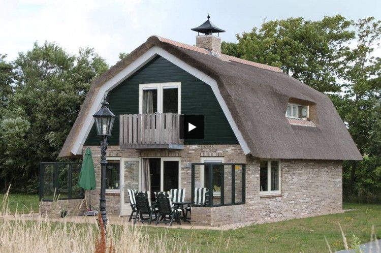 6 pers. luxury wheelchair friendly villa in De Cocksdorp, Texel with thatched roof and green surroundings.
