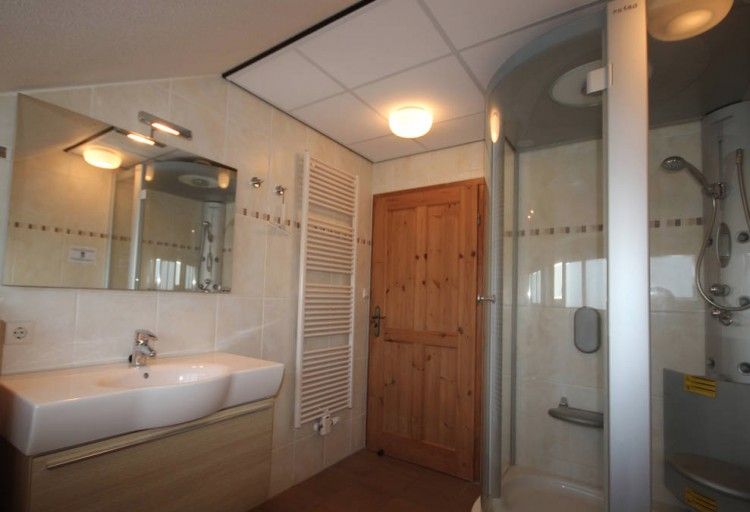Spacious bathroom with shower cabin in 6 person luxury wheelchair friendly villa, De Cocksdorp, Texel.