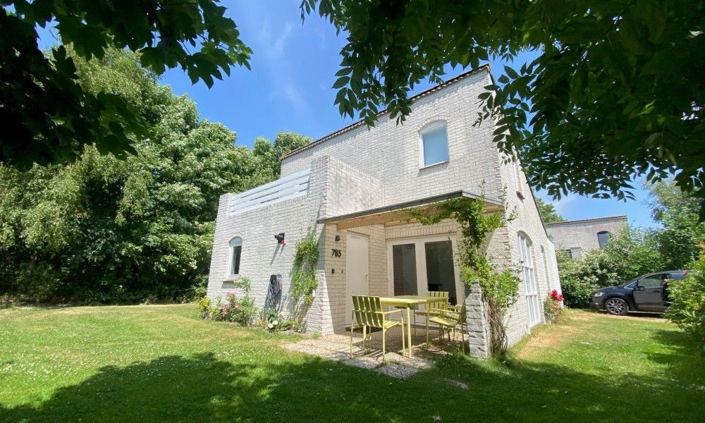 Designhuis Volledig Vrij bungalow met terras in De Cocksdorp, Texel, omgeven door groene natuur.