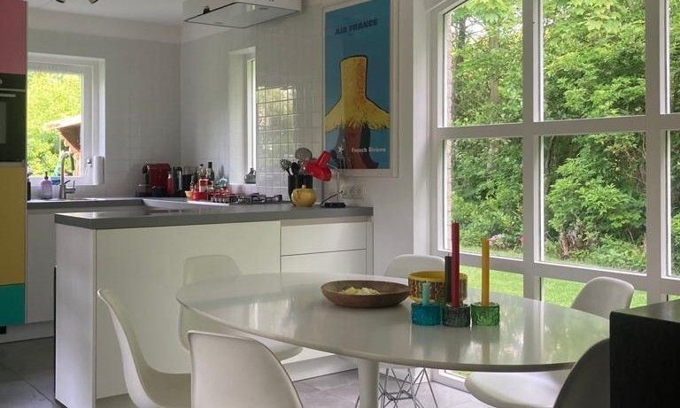 Moderne keuken in Designhuis Volledig Vrij bungalow, De Cocksdorp, Texel, met uitzicht op tuin.