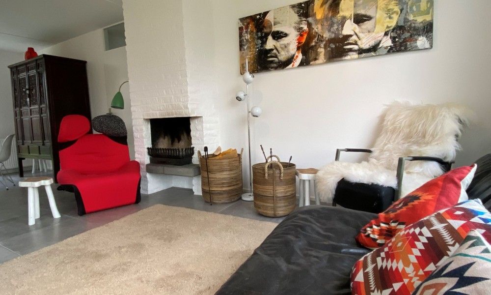 Sfeervolle zithoek in Designhuis Volledig Vrij bungalow, De Cocksdorp, Texel, met kunst aan de muur.