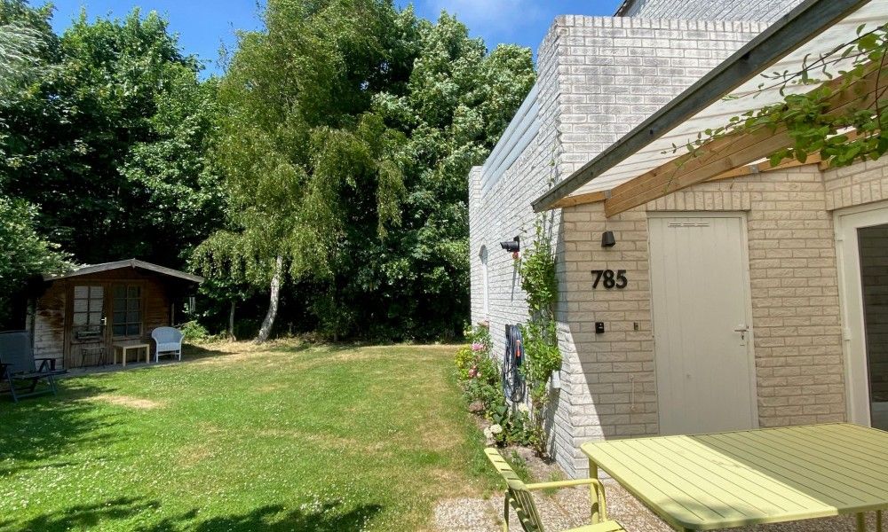 Ruime tuin met tuinhuis bij Designhuis Volledig Vrij bungalow in De Cocksdorp, Texel.