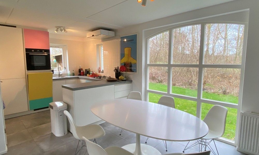 Eetruimte met grote ramen in Designhuis Volledig Vrij bungalow, De Cocksdorp, Texel.