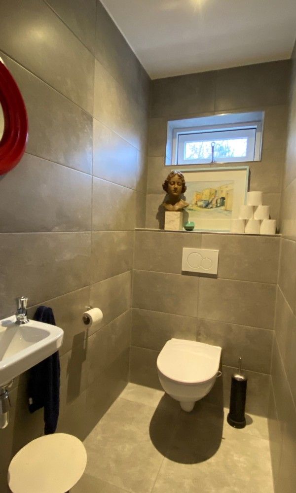 Moderne badkamer met toilet in Designhuis Volledig Vrij bungalow, De Cocksdorp, Texel.