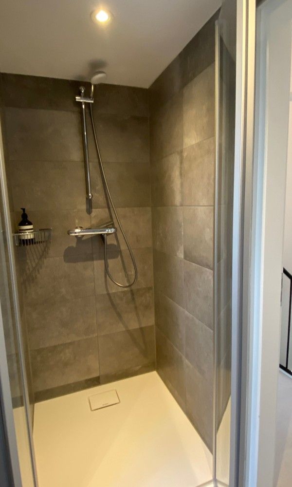 Inloopdouche in moderne badkamer van Designhuis Volledig Vrij bungalow, De Cocksdorp, Texel.