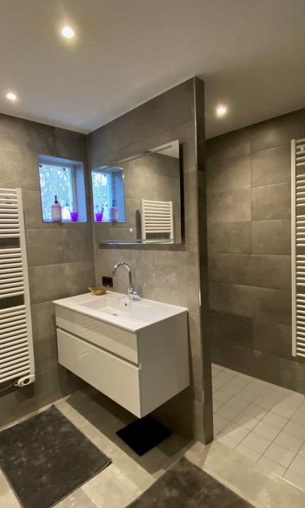 Elegante wastafel in badkamer van Designhuis Volledig Vrij bungalow, De Cocksdorp, Texel.