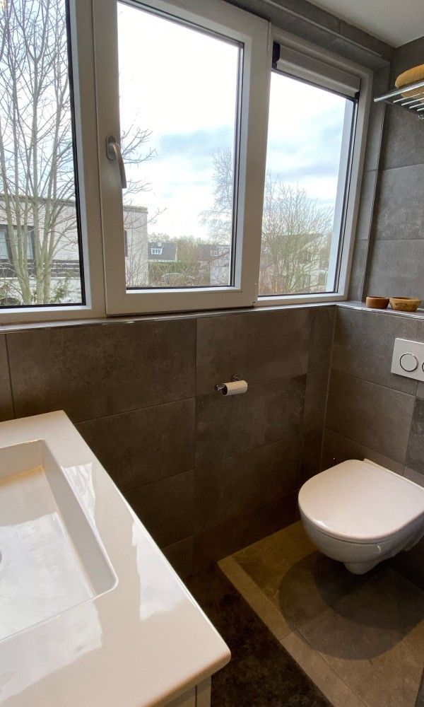 Badkamer met uitzicht op omgeving in Designhuis Volledig Vrij bungalow, De Cocksdorp, Texel.