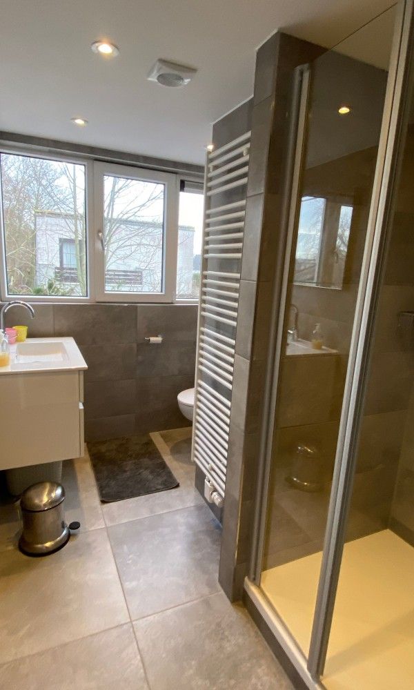 Ruime badkamer met douche in Designhuis Volledig Vrij bungalow, De Cocksdorp, Texel.