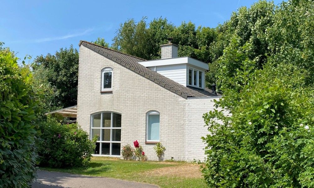 Buitenkant van Designhuis Volledig Vrij bungalow, omgeven door groen, in De Cocksdorp, Texel.