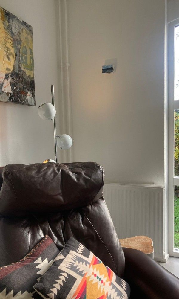 Comfortabele stoel met kussens in Designhuis Volledig Vrij bungalow, De Cocksdorp, Texel.