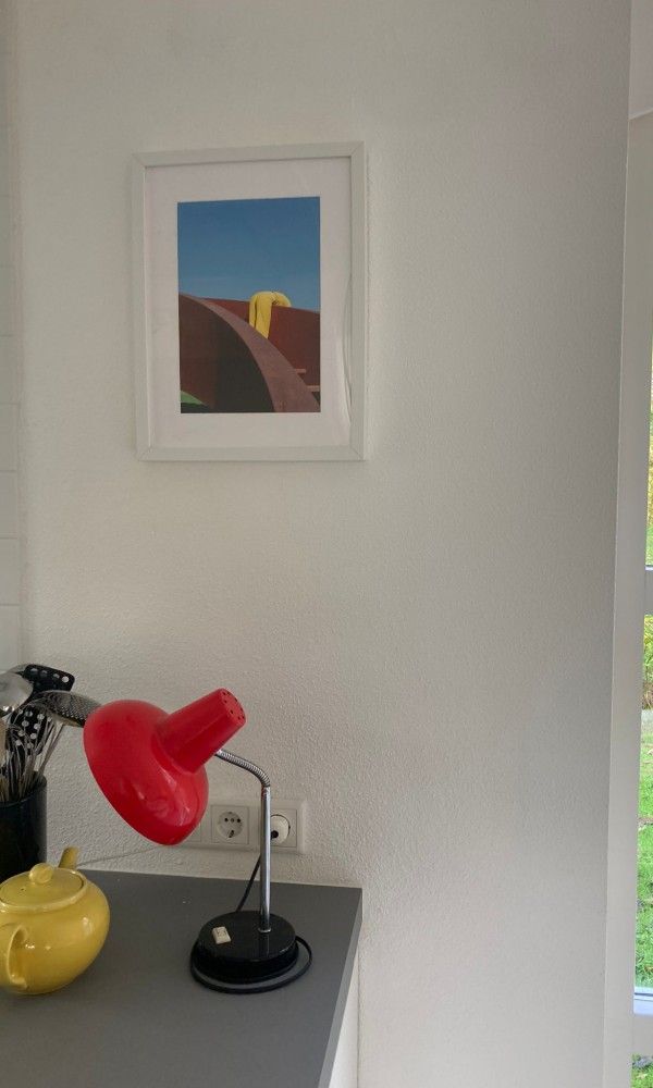 Moderne keuken met kleurrijke kastjes in Designhuis Volledig Vrij bungalow, De Cocksdorp, Texel.