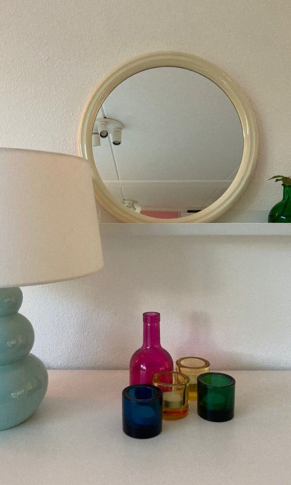 Ronde spiegel en decoratie in Designhuis Volledig Vrij bungalow, De Cocksdorp, Texel.