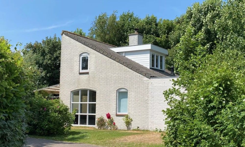 Buitenkant van Designhuis Volledig Vrij bungalow in De Cocksdorp, Texel, met groene omgeving.