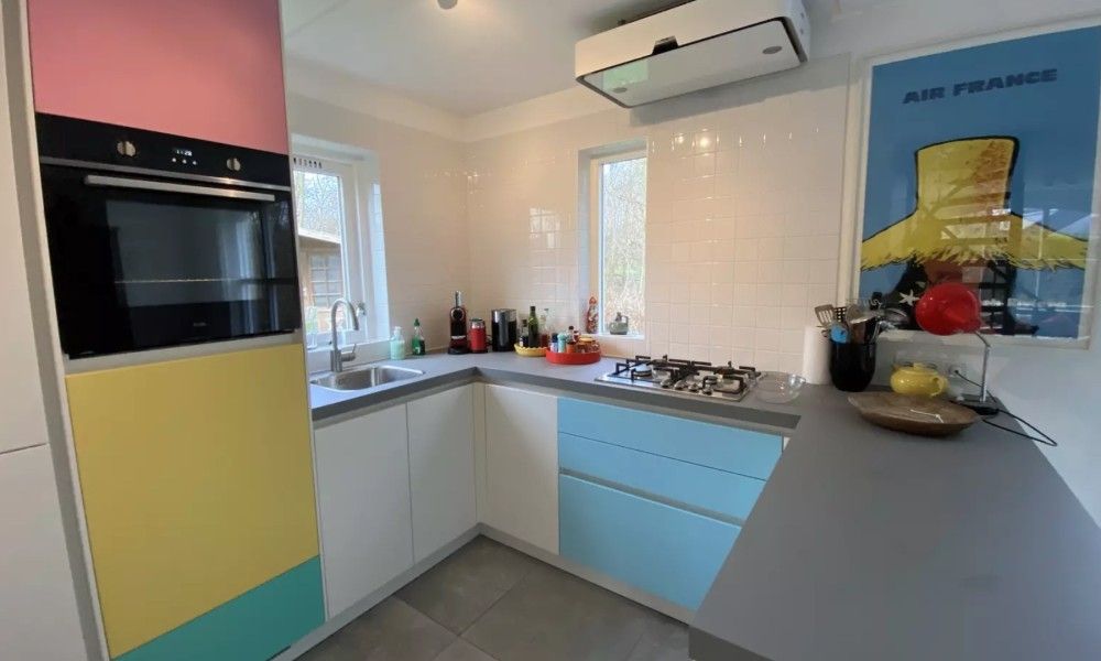 Compacte keuken met moderne apparatuur in Designhuis Volledig Vrij bungalow, De Cocksdorp, Texel.