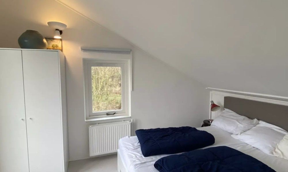 Slaapkamer met tweepersoonsbed in Designhuis Volledig Vrij bungalow, De Cocksdorp, Texel.