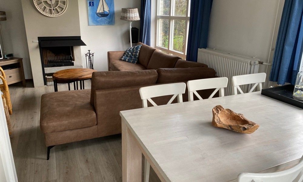 Gemuetliches Wohnzimmer von Krim 661 mit Sauna, Stuha und Grill in De Cocksdorp, Texel. Bequeme Sitzecke und Kamin in diesem Bungalow.