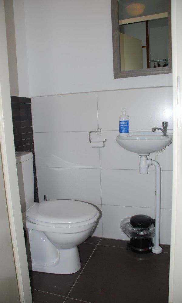 Modernes Badezimmer in Krim 661 mit Sauna, Stuha und BBQ, ein Bungalow in De Cocksdorp, Texel, Watteninseln, mit schlichten weissen Fliesen.