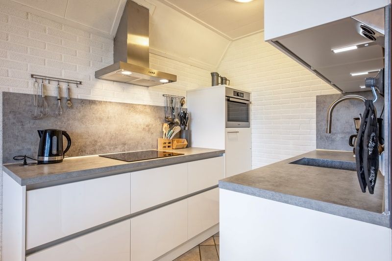 Moderne Kueche im Ferienhaus Schelpenoord 129, De Cocksdorp, Texel, komplett ausgestattet fuer Gaeste.