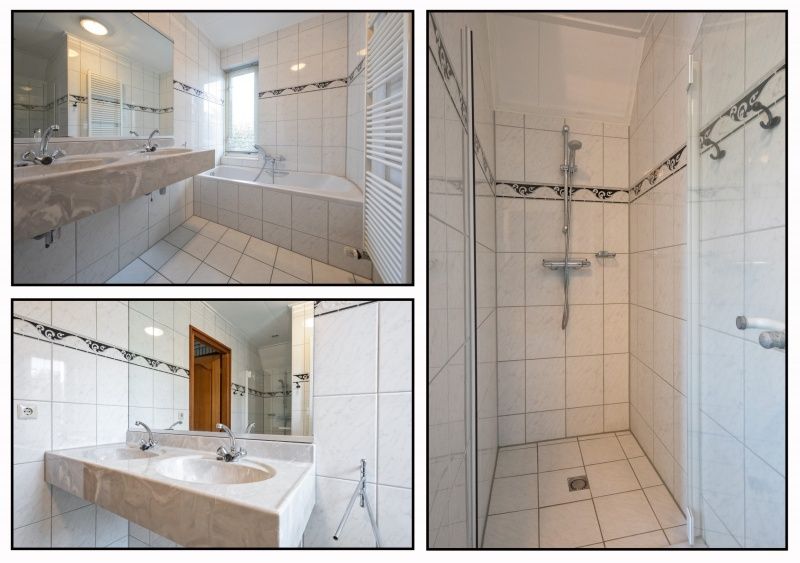 Luxurioeses Badezimmer im Ferienhaus Schelpenoord 129, De Cocksdorp, Texel mit Dusche und Badewanne.