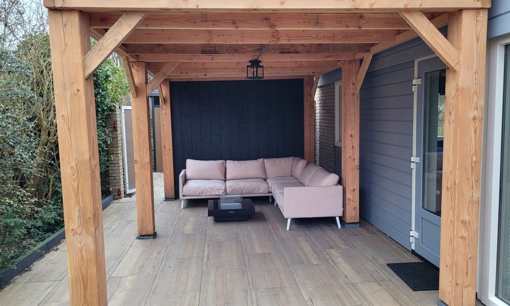 Gezellige veranda van Het Eiland Gevoel, vakantiehuis in De Cocksdorp, Texel. Ontspan in de buitenlucht op het comfortabele terras.