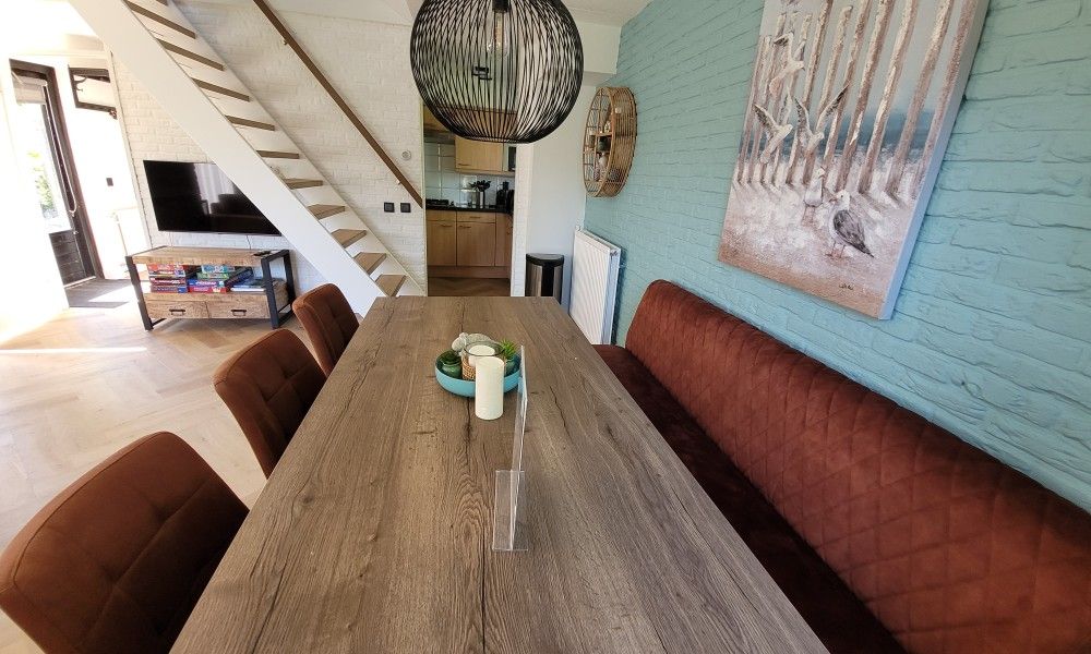 Gezellige eetkamer van Het Eiland Gevoel vakantiehuis in De Cocksdorp, Texel met moderne inrichting en sfeervolle decoratie.