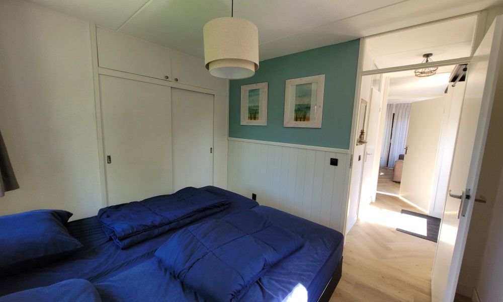Sfeervolle slaapkamer in vakantiehuis Het Eiland Gevoel, De Cocksdorp, Texel. Geniet van comfort en rust op de Waddeneilanden.