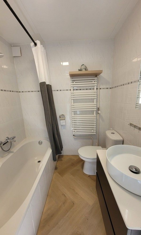 Moderne badkamer in vakantiehuis Het Eiland Gevoel in De Cocksdorp, Texel. Comfort en stijl op de Waddeneilanden.