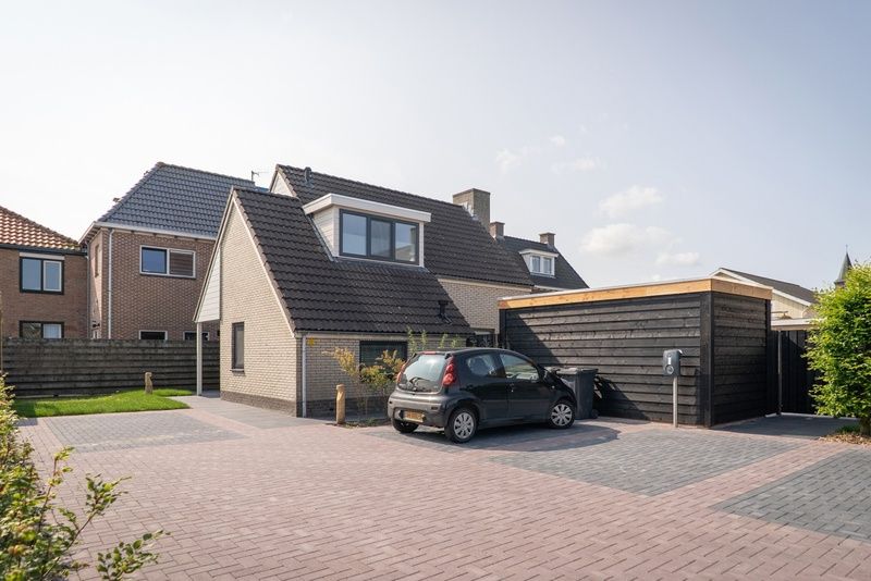 Vorderansicht von Typ B-12 Hodshonstraat, Ferienhaus in De Cocksdorp, Texel, mit eigener Einfahrt und Garage.