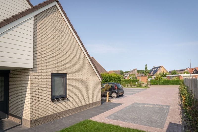 Seitenansicht von Typ B-12 Hodshonstraat, Ferienhaus in De Cocksdorp, Texel, mit Blick auf die ruhige Umgebung.