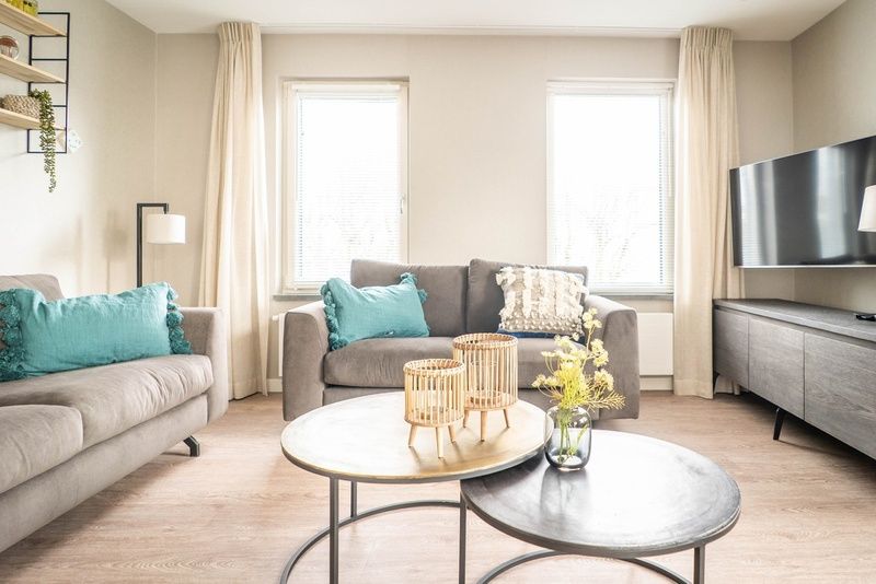 Stilvolle Sitzecke in Typ B-12 Hodshonstraat, Ferienhaus in De Cocksdorp, Texel, mit dekorativen Details.