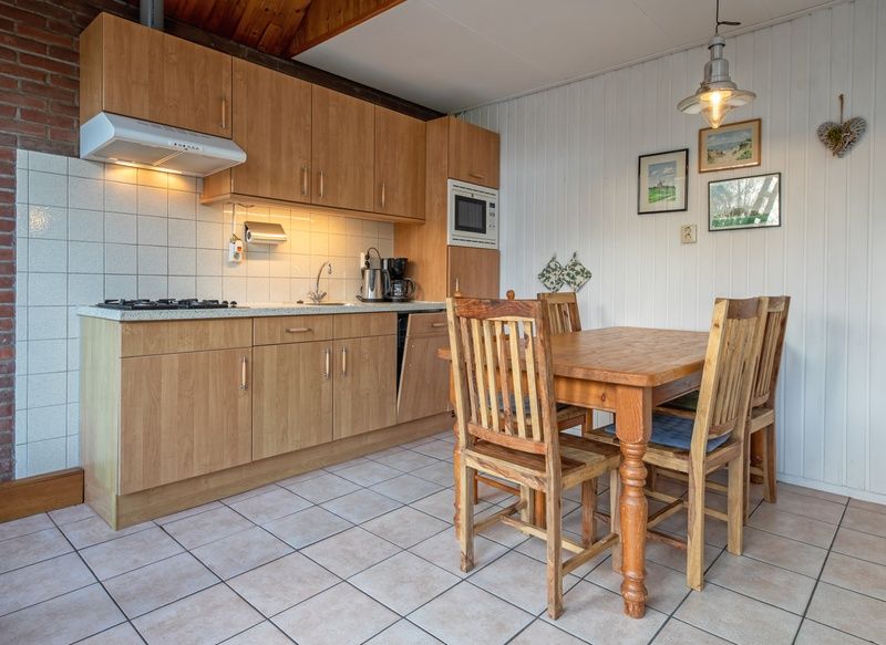 Geraeumige Kueche im Ferienhaus Slufterhoek 114, ideal fuer Familienabende in De Cocksdorp, Texel.