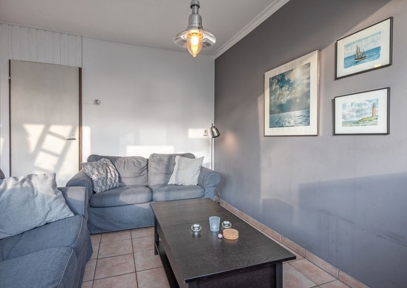 Gemuetliches Wohnzimmer mit Sofa im Ferienhaus Slufterhoek 114, De Cocksdorp, Texel.