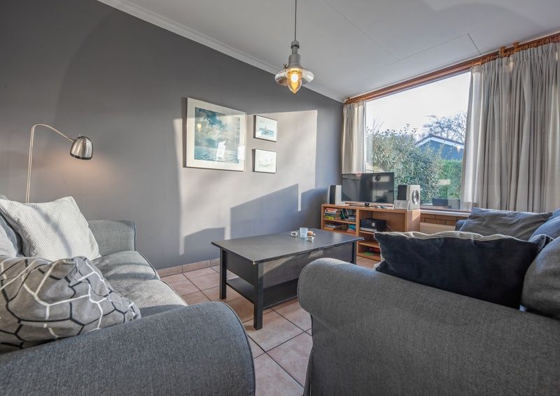 Helles Wohnzimmer mit Blick auf den Garten im Ferienhaus Slufterhoek 114, Texel.