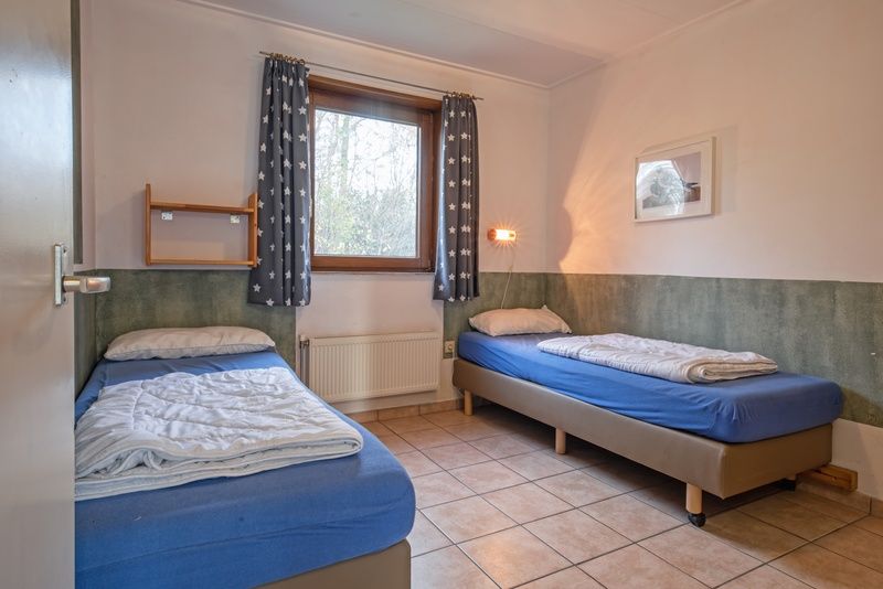 Schlafzimmer mit zwei Einzelbetten im Ferienhaus Slufterhoek 114, Texel, ideal fuer Kinder.