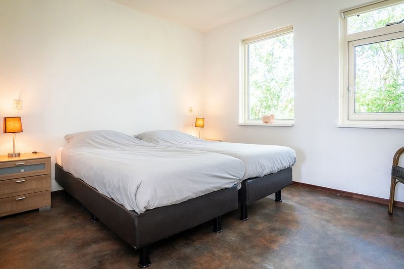 Schlafzimmer mit Doppelbett in Bungalow De Witte Hoek 5 pers. 142, De Cocksdorp, Texel.