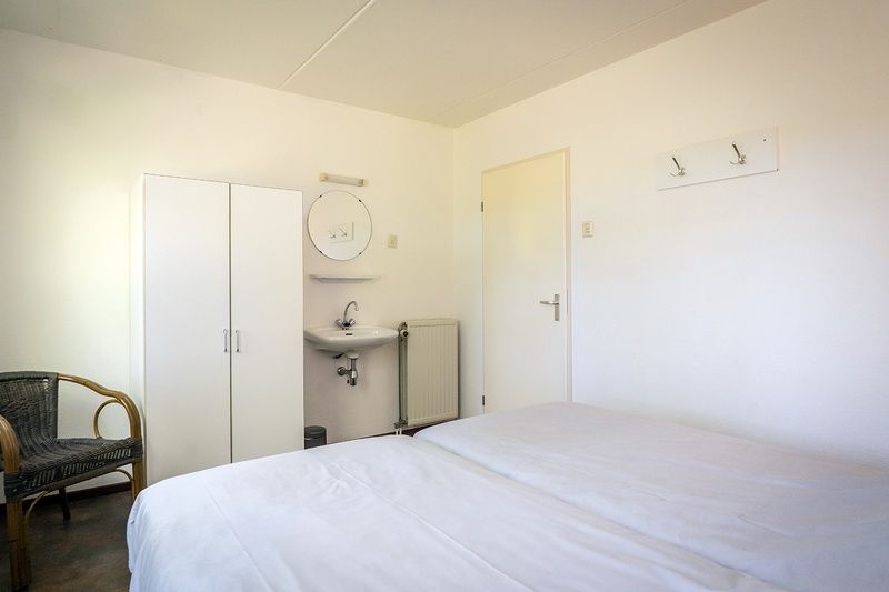 Geraeumiges Schlafzimmer mit Waschbecken in Bungalow De Witte Hoek 5 pers. 142, Texel.