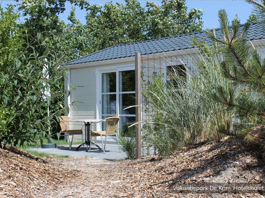 Geniessen Sie die Ruhe im luxurioesen 2-Personen-Hotelchalet in De Cocksdorp, Texel, mit einer charmanten Veranda im Gruenen.