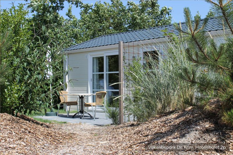 Entspannen Sie sich auf der Terrasse des luxurioesen 2-Personen-Hotelchalets auf Texel, inmitten der Natur von De Cocksdorp.