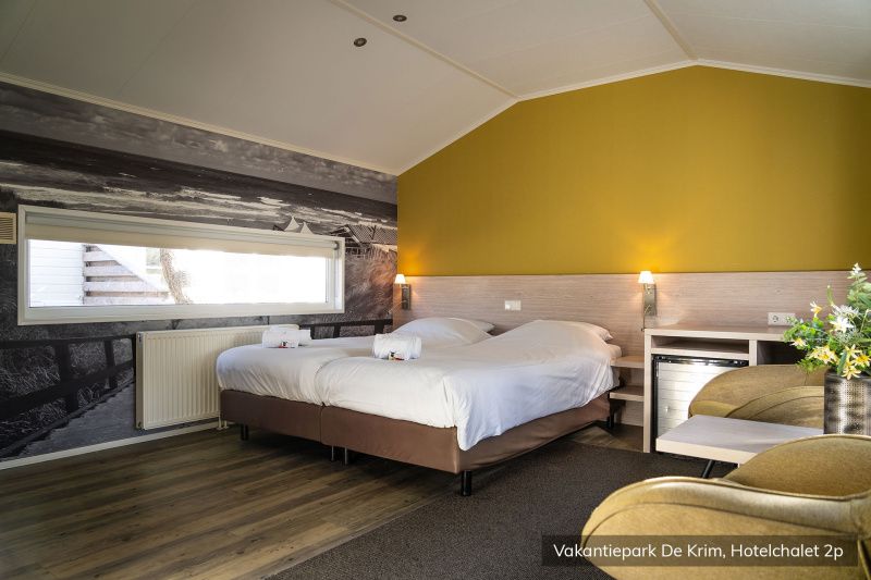 Komfortables Schlafzimmer in einem luxurioesen 2-Personen-Hotel-Chalet, De Cocksdorp, Texel, ideal fuer einen entspannten Aufenthalt.