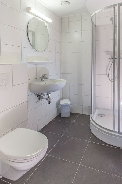 Stilvolles Badezimmer im Typ X-7 Ferienhaus De Cocksdorp Texel mit Dusche und Waschbecken