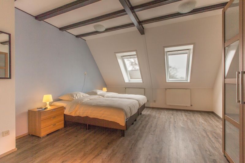 Geraeumiges Schlafzimmer im Typ X-7 Ferienhaus De Cocksdorp Texel mit Doppelbett