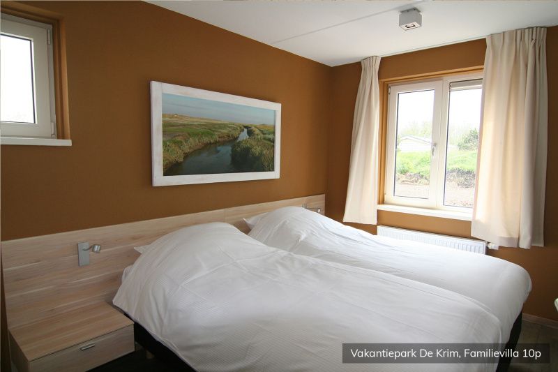 Lichte slaapkamer met uitzicht in Familievilla 10 persoons, De Cocksdorp, Texel.