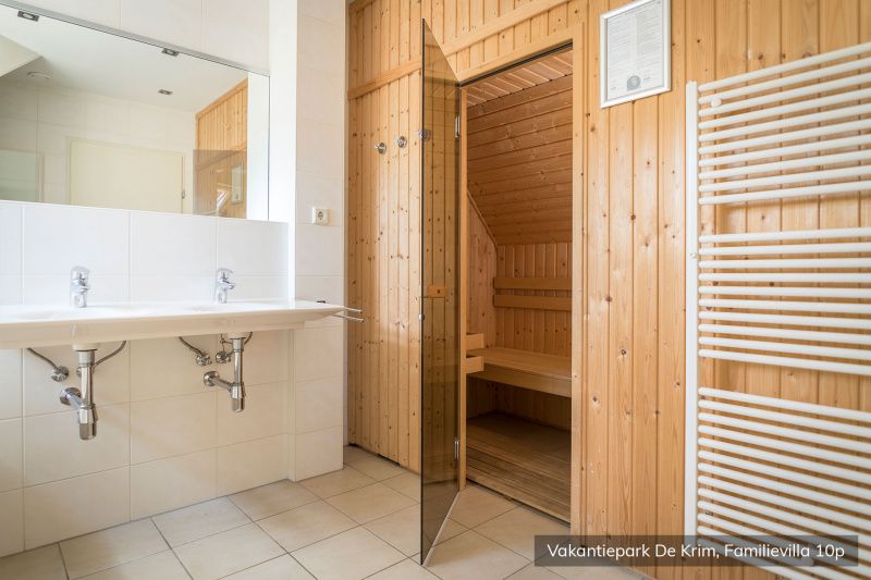 Moderne badkamer met sauna in Familievilla 10 persoons, De Cocksdorp, Texel.